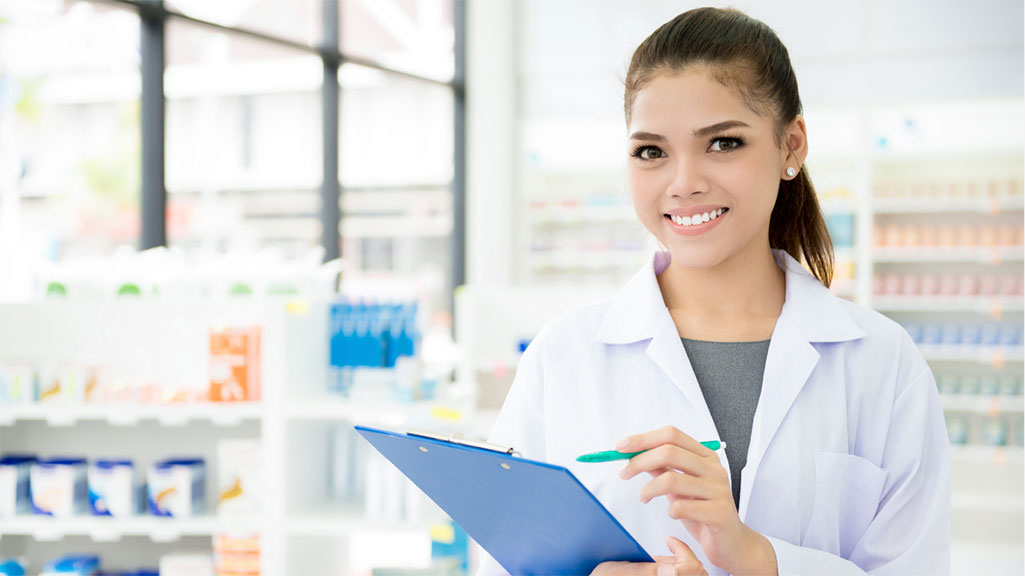 Pharmacy Assistant working in Calgary Alberta. Pharmacy Assistant Course.