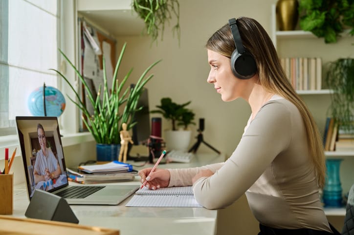 Online pharmacy assistant programs combine theory with guided instruction.